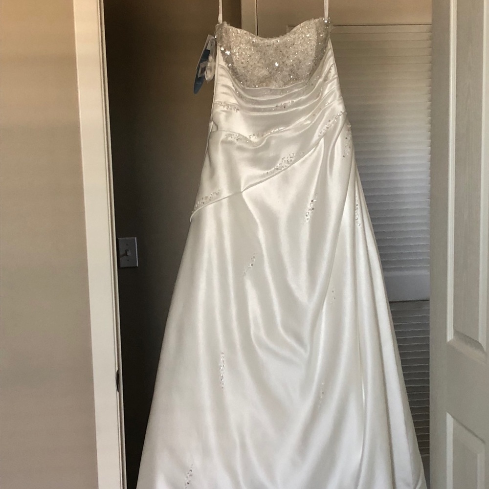 NWT Ivory Alfred Angelo size 8 wedding dress.